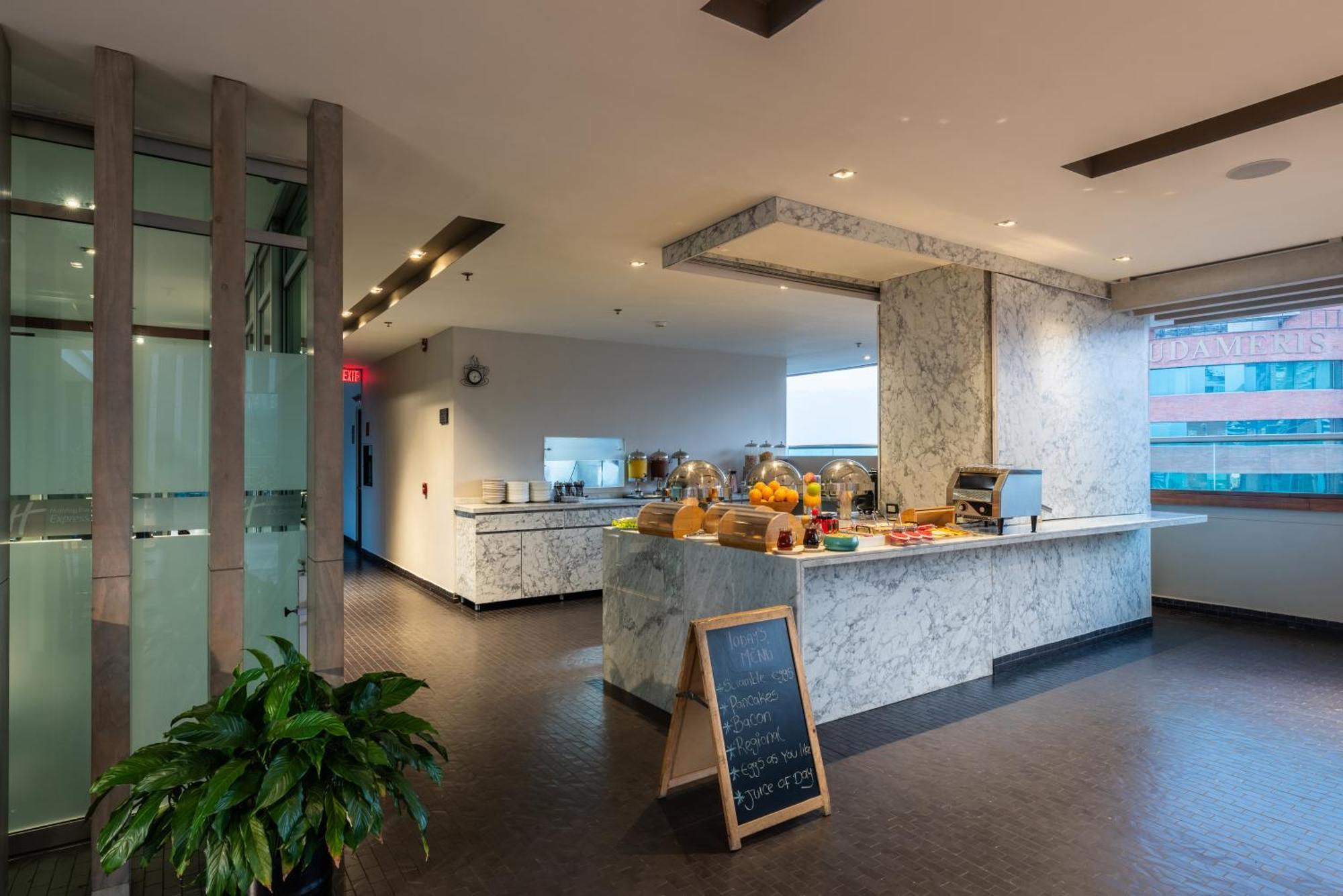 Hotel Holiday Inn Express & Suites Medellin By Ihg Kültér fotó